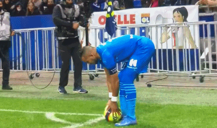 跟队记者：阿莱格里明确要求冬窗买前锋；米兰没考虑齐尔克泽