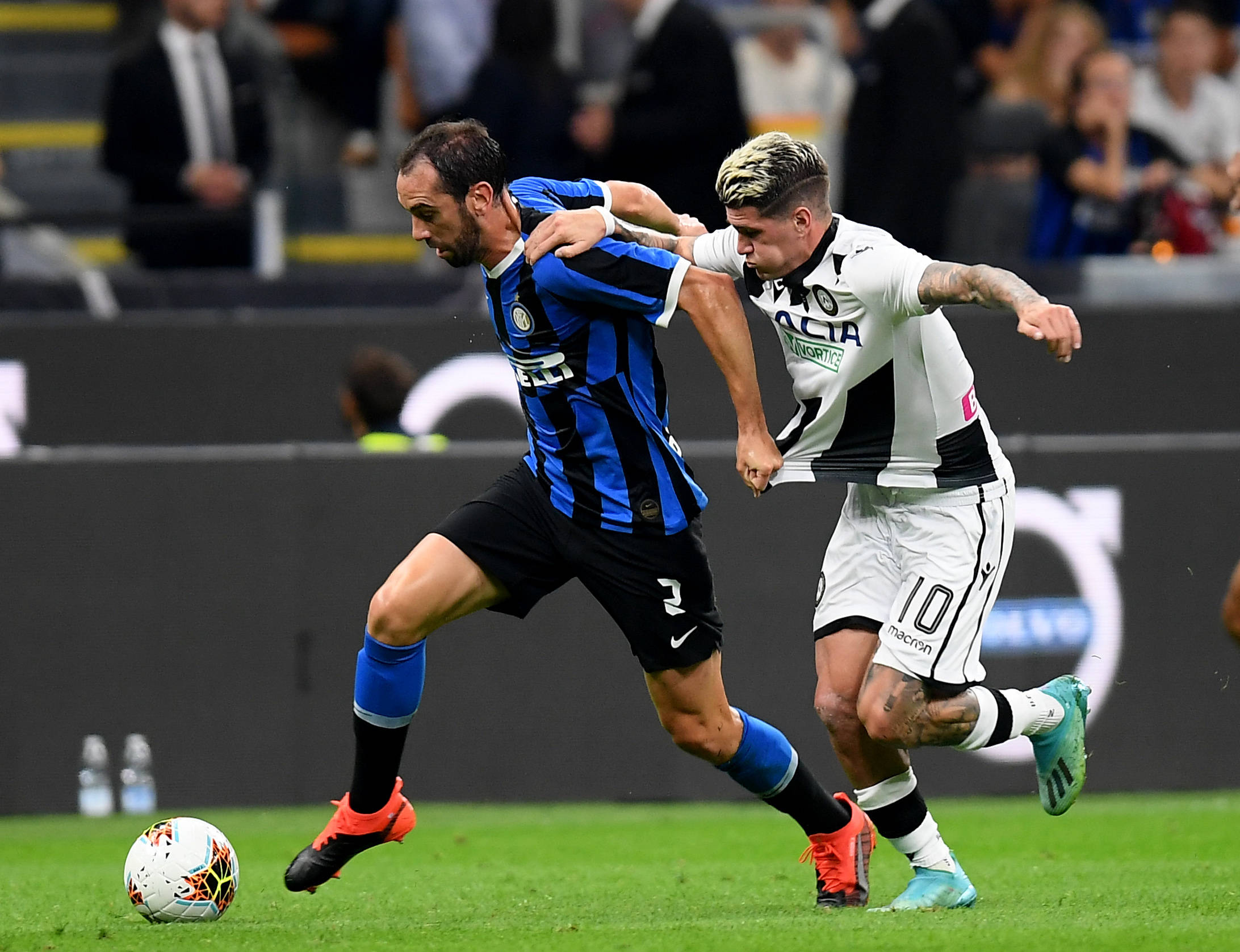 球迷怒喷后蹇韬回应：输球又怎么样？随后被韦世豪、甘超拦下（遭球迷怒斥，蹇韬回怼：输球又如何？韦世豪、甘超上前劝阻）