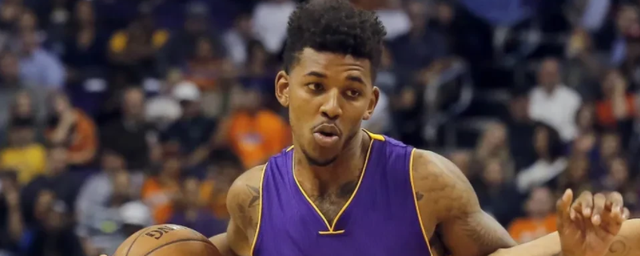 记者：曼联领跑谢什科争夺战，莱比锡要价7500万欧+浮动（曼联在谢什科争夺战中暂居领先，莱比锡标价7500万欧外加浮动条款）